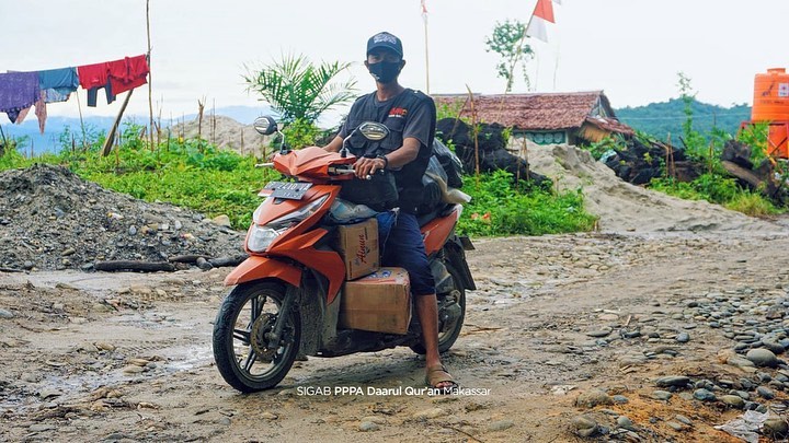 PPPA Daarul Qur'an Makassar Distribusikan Bantuan ke Korban Banjir Luwu Utara Menggunakan Motor dan Gerobak