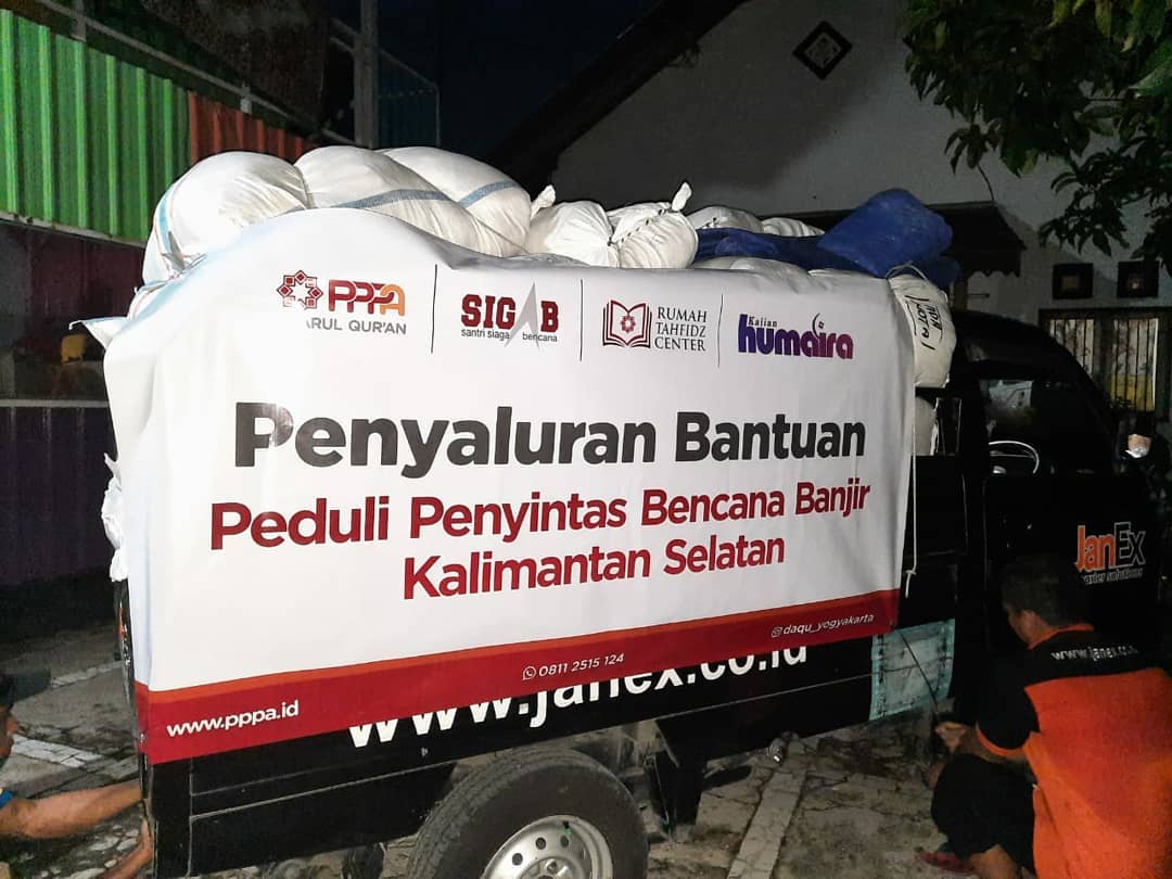 Bantuan untuk Pengungsi di Kalsel