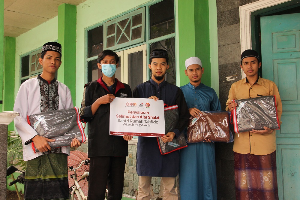 Bahagiakan Santri Penghafal Al-Qur'an Bersama Hajj Chicken dan Ayam Geprek Saâ€™i Grup