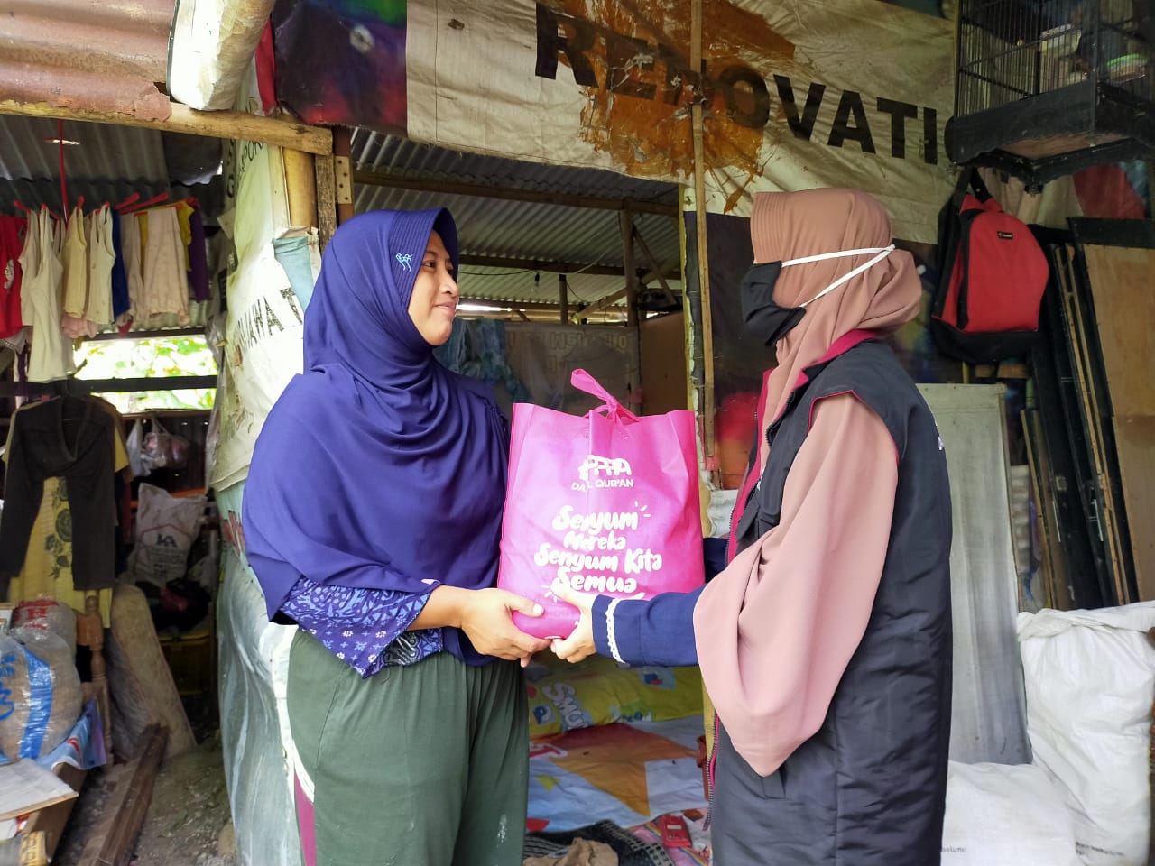 Bingkisan Senyum Lebaran Untuk Warga di Tepian Hutan