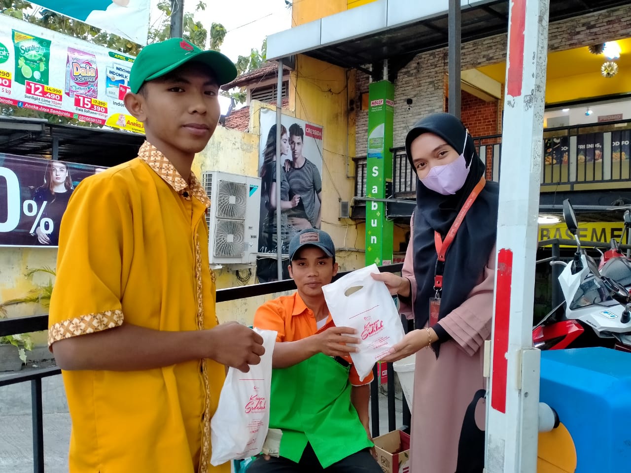 Aksi Berbagi Takjil Gratis Ramadan PPPA Daarul Qurâ€™an Semarang