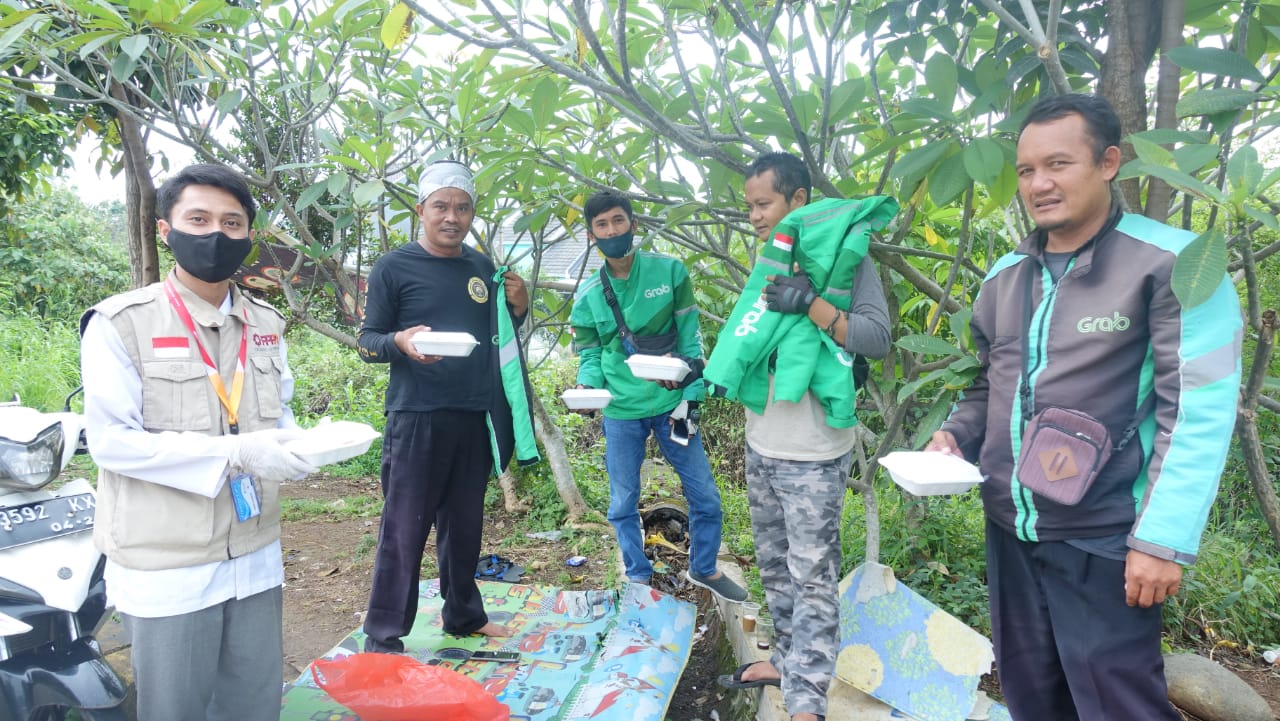 Jum'at Berkah, PPPA Daarul Qurâ€™an Bogor Bagi-bagi Makanan Gratis 