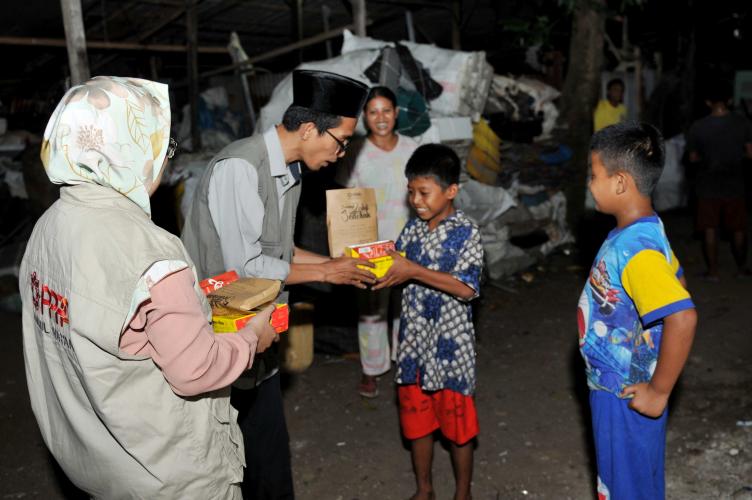 Berbagi Takjil di Kampung Pemulung