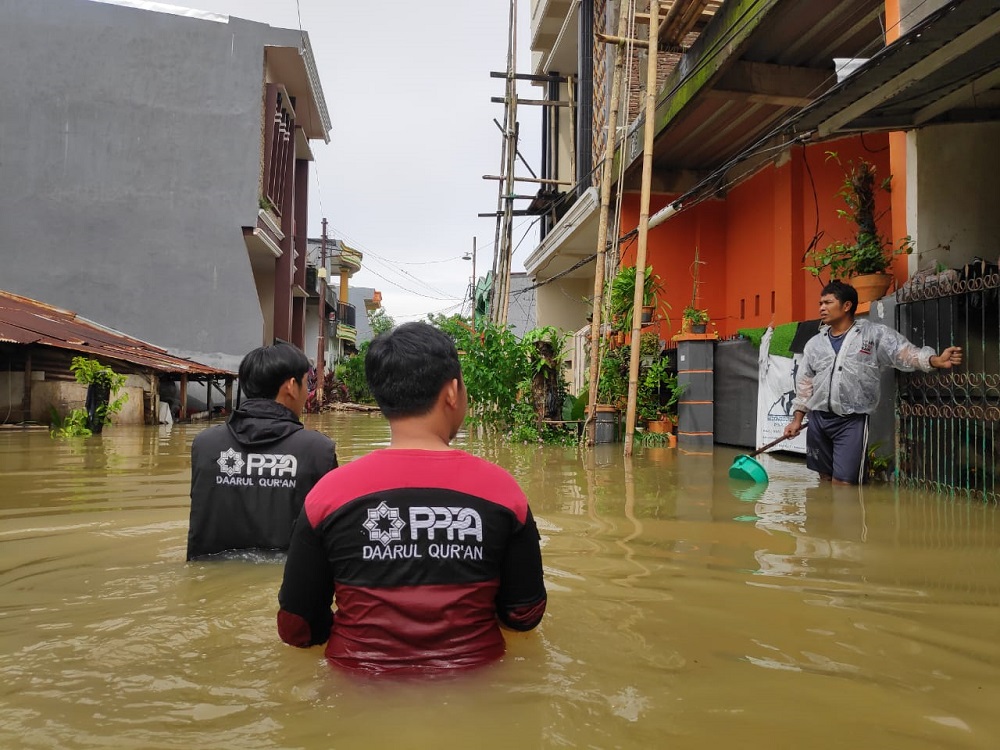 Kota Makassar Banjir, PPPA Daarul Qurâ€™an Bantu Evakuasi WargaÂ 