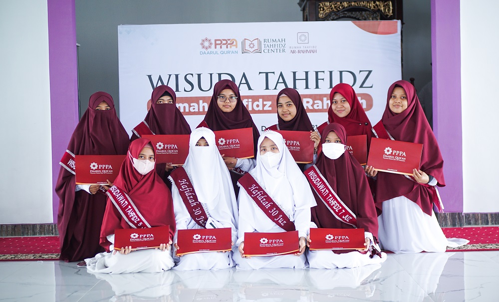 Rumah Tahfidz Daarul Qurâ€™an Ar-Rahmah Mewisuda 12 Santri