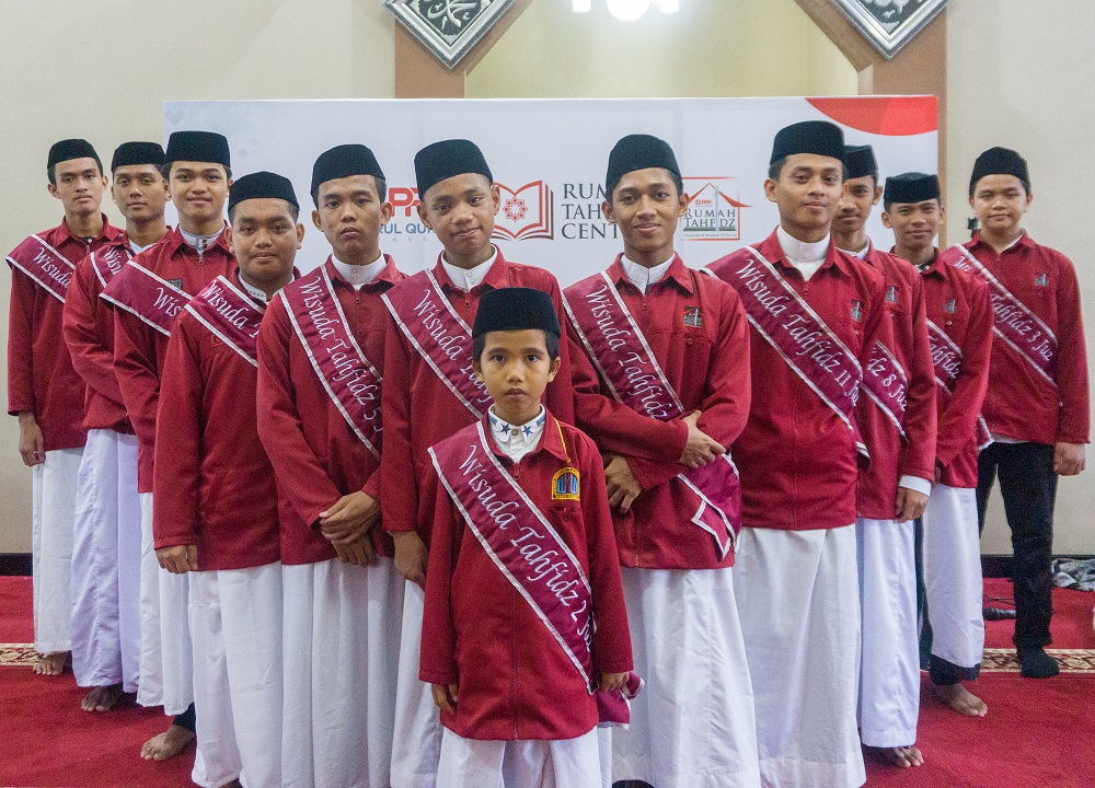 Rumah Tahfidz Daarul Qur'an Wahyu Kusuma Mewisuda 12 Santri