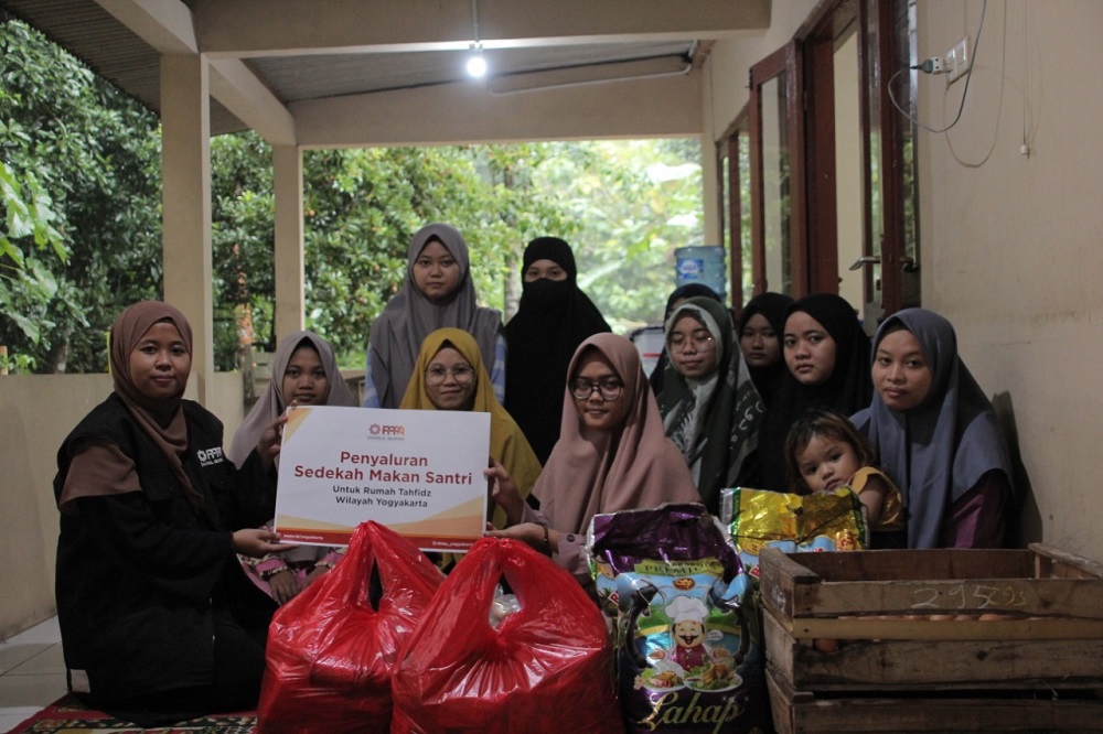 Menumbuhkan Senyum dengan Sedekah Makan Santri