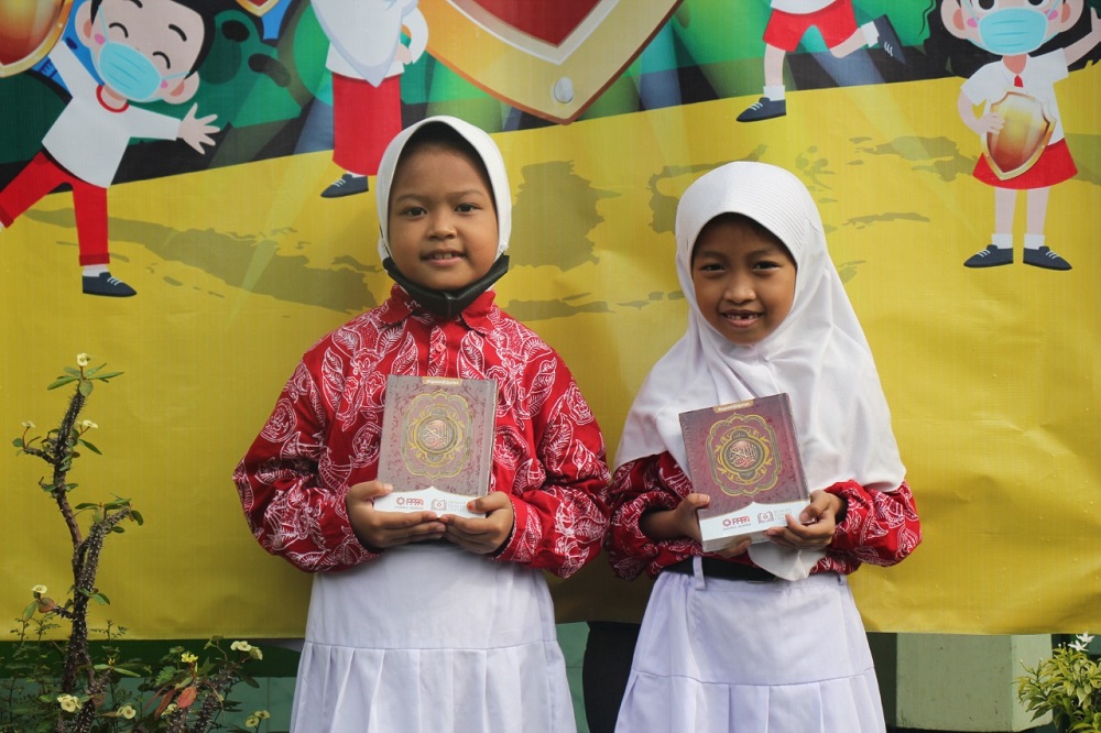 Persahabatan Dela dan Fina: Sekolah, Bermain hingga Menghafal Al-Qurâ€™an Bersama