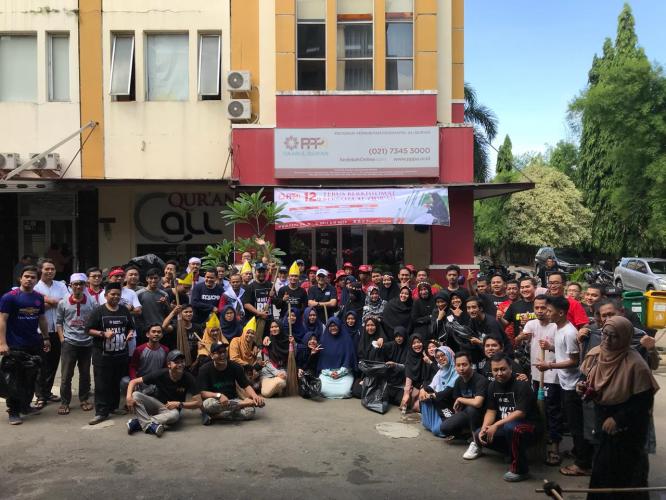 Sambut Milad, SDM Daarul Quran Bersih-bersih di Kawasan Ciledug