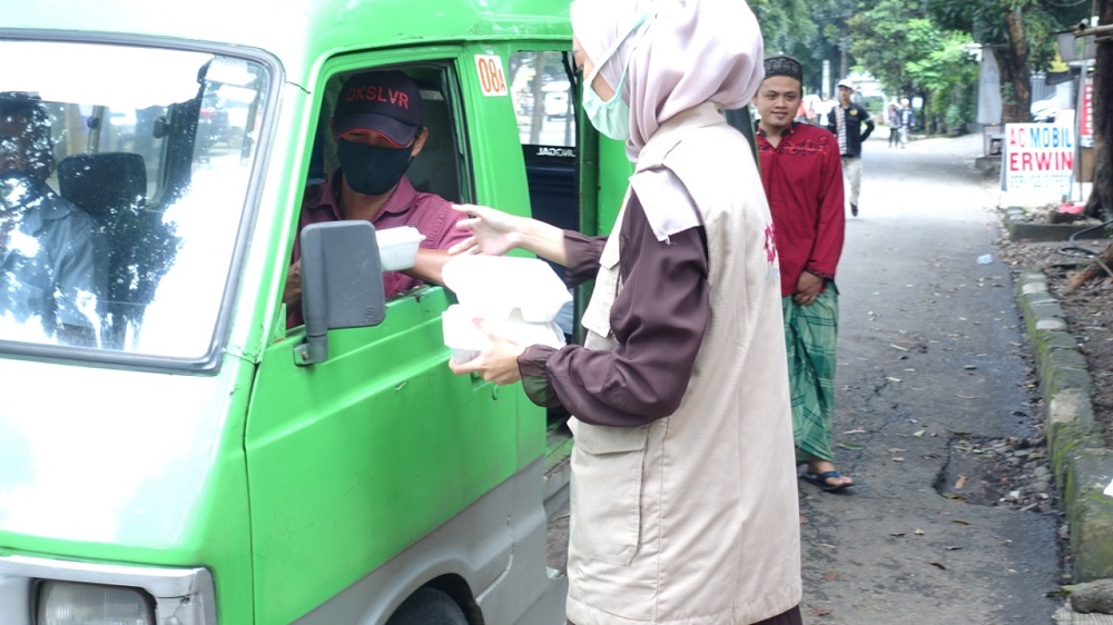 Aksi Free Food Friday Bersama Komunitas Gerakan Jumâ€™at Berkah