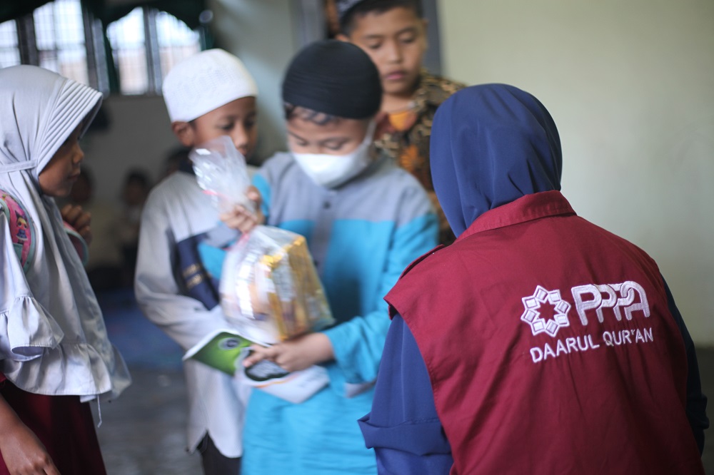 Berbagi Hidangan Jum'at untuk Santri Rumah TahfidzÂ 