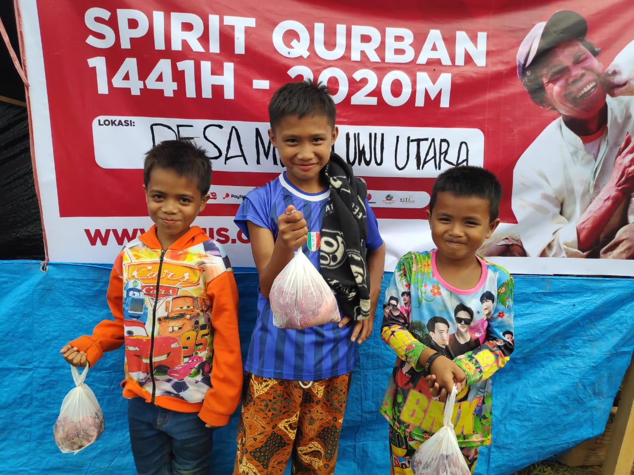 Senyum Anak-anak Korban Banjir Luwu Utara Saat Menerima Daging Qurban