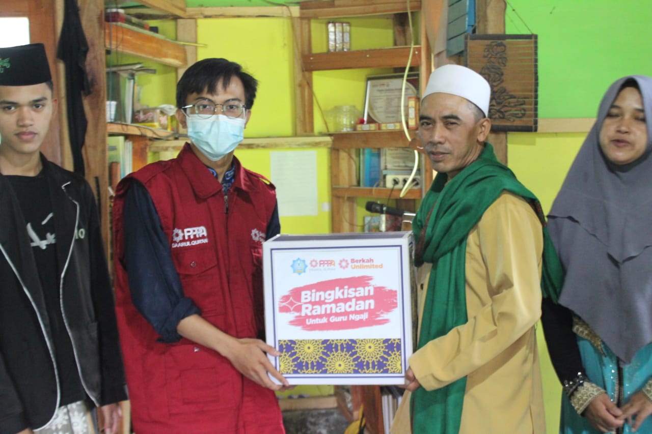 Berbagi Bingkisan Lebaran Bersama Yayasan At-Takwa