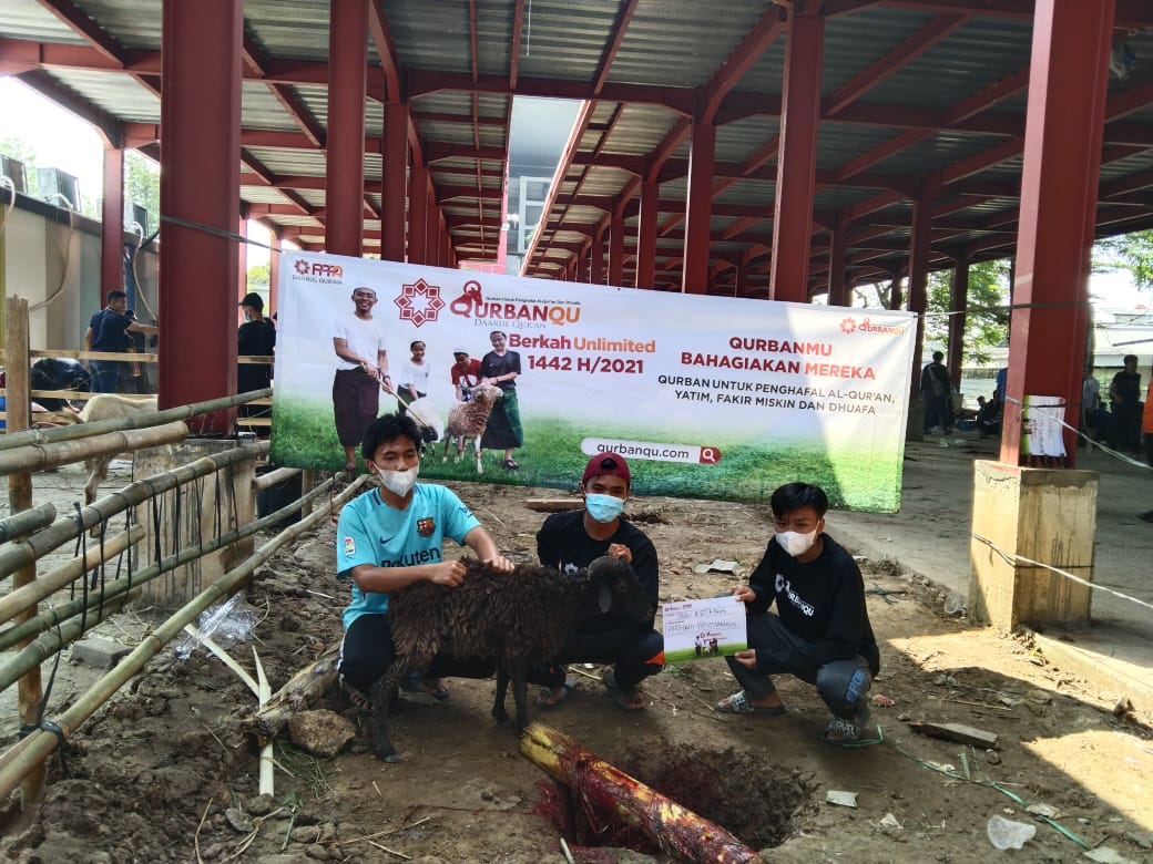 Penyembelihan Hewan Qurban di Pesantren Tahfizh Daarul Qur'an