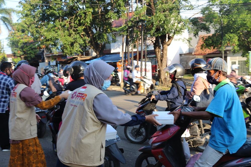 Berbagi Takjil Buka Puasa untuk Masyarakat dan Pejuang Nafkah