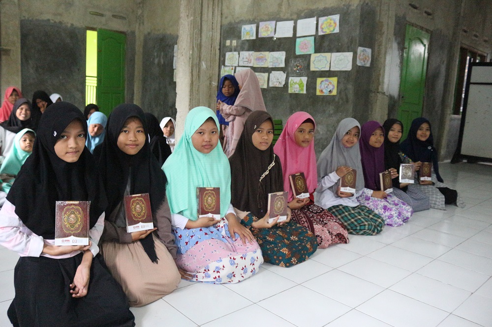 Tebar Mushaf Qurâ€™an Untuk Santri Rumah Tahfidz At-Thoyyiban