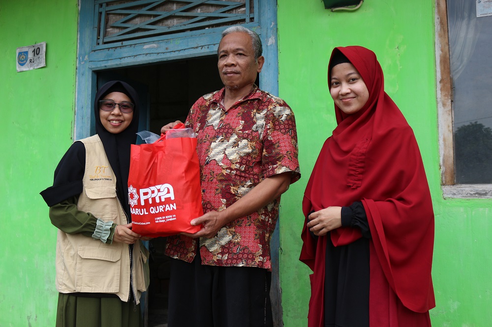 Penyaluran Sembako untuk Warga Tegal