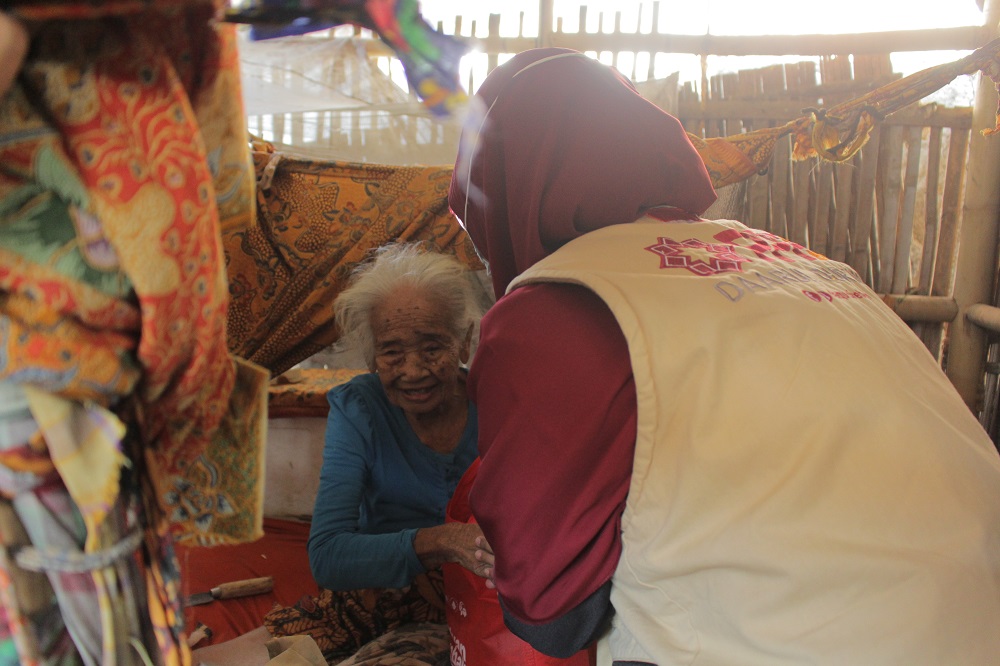 Pendistribusian Bantuan Sembako untuk Masyarakat Pesisir Indramayu