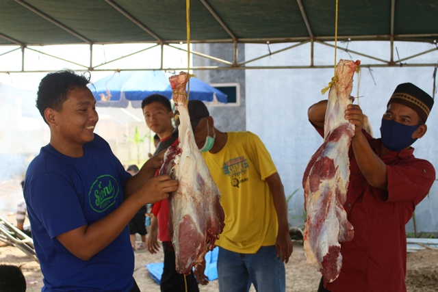 Penyembelihan Qurban di Pesantren Tahfidz Daarul Qurâ€™an Takhassus Palembang