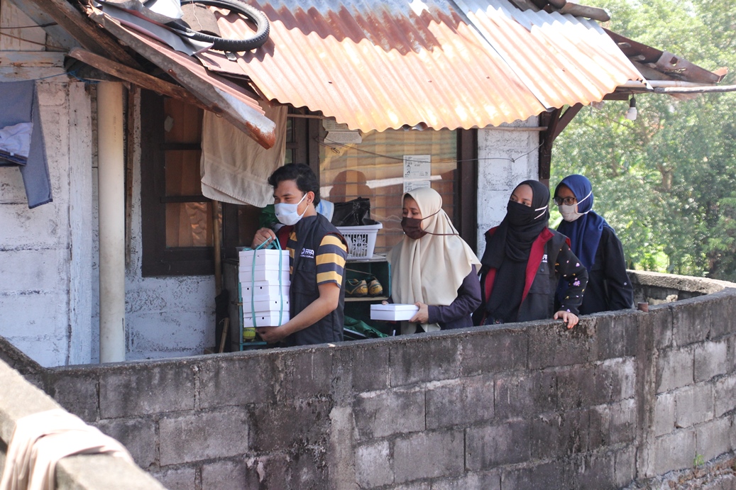 Berbagi Makan Siang untuk Dhuafa di Kali Code, Ibadah yang Membahagiakan