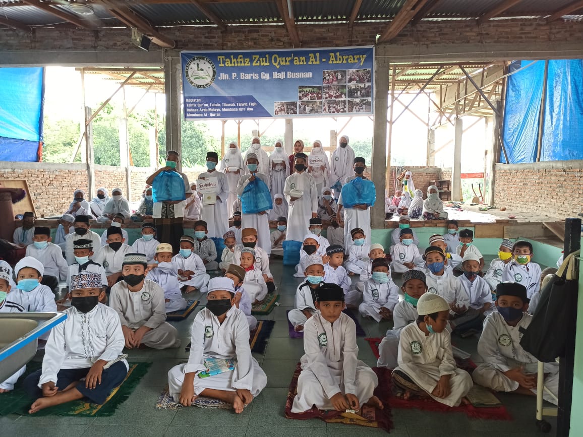 Berbagi Hidangan Jumâ€™at untuk Santri Rumah Tahfidz