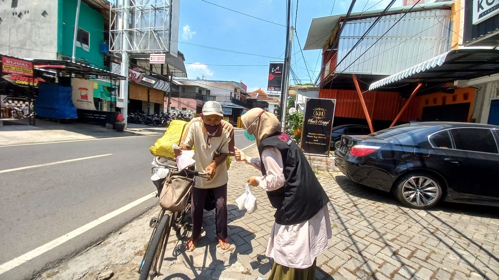 Berbagi Makanan di Momen Jumâ€™at Berkah