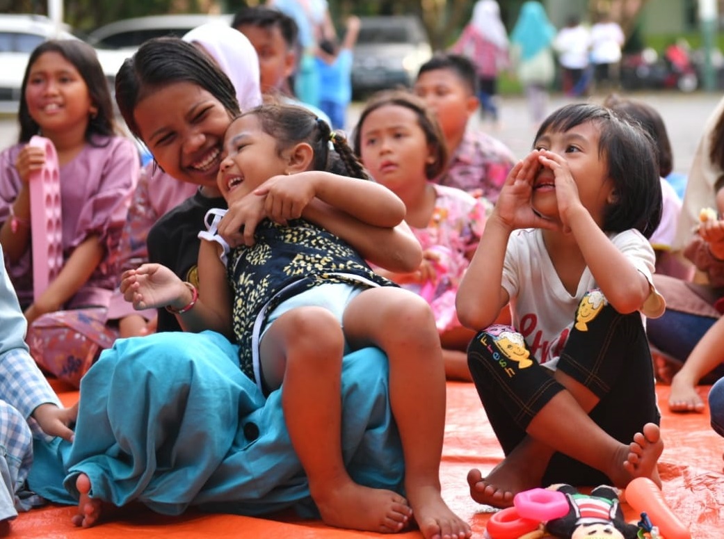 Momen Ketika Anak-anak Semeru Kembali Tersenyum