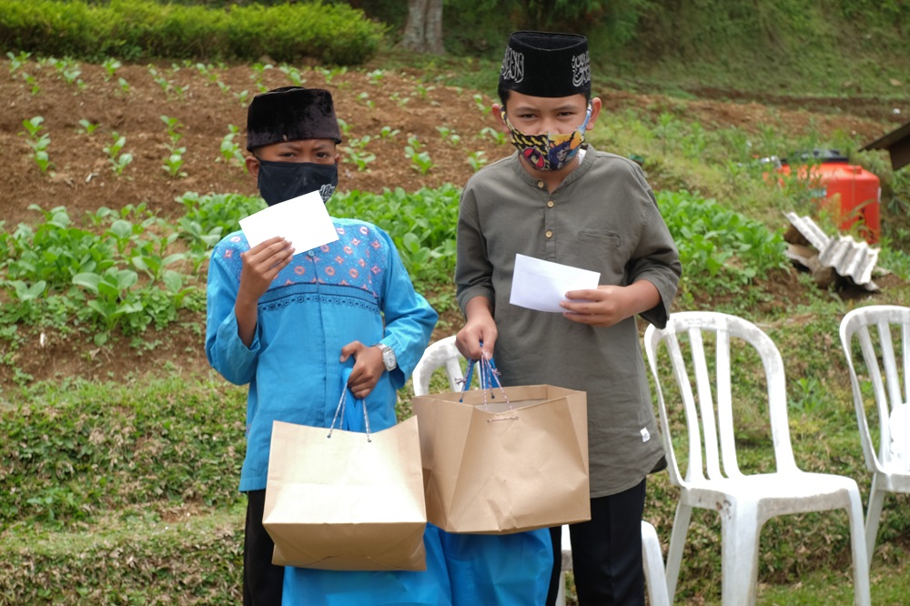 Muslimah Daqu Bogor Bagikan 100 Paket Bingkisan untuk Santri Yatim dan Dhuafa