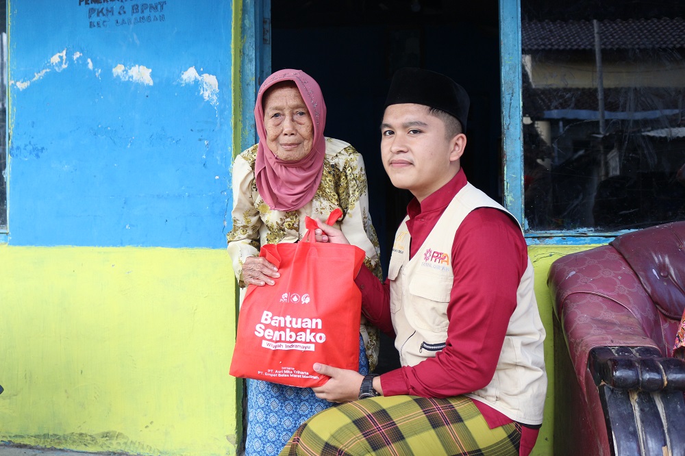 PPPA Daarul Qurâ€™an Cirebon Salurkan Bingkisan Sembako untuk Nyai Simah