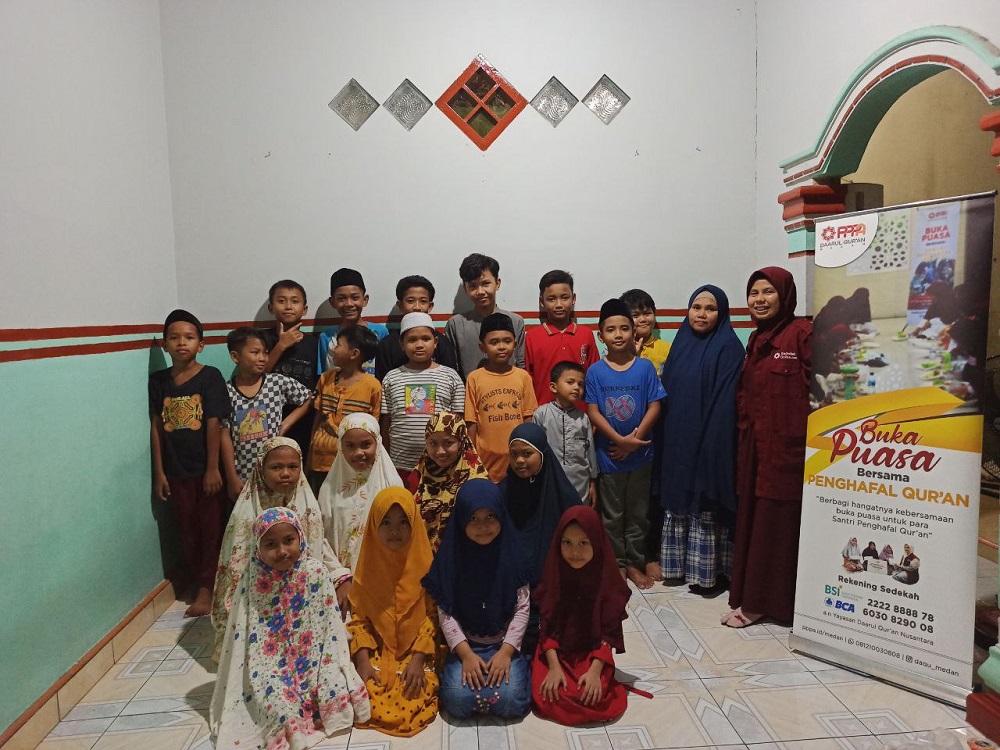 Buka Puasa Bersama Santri Rumah Mengaji Azra