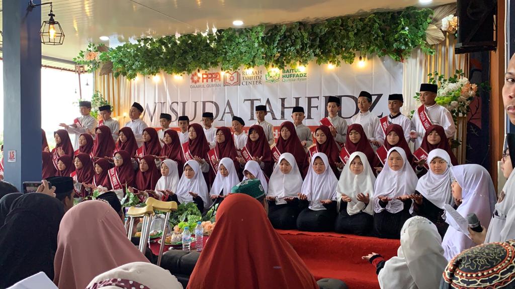 30 Santri Rumah Tahfidz Baitul Huffadz Qurrota A'yun Ikuti Wisuda Tahfidz