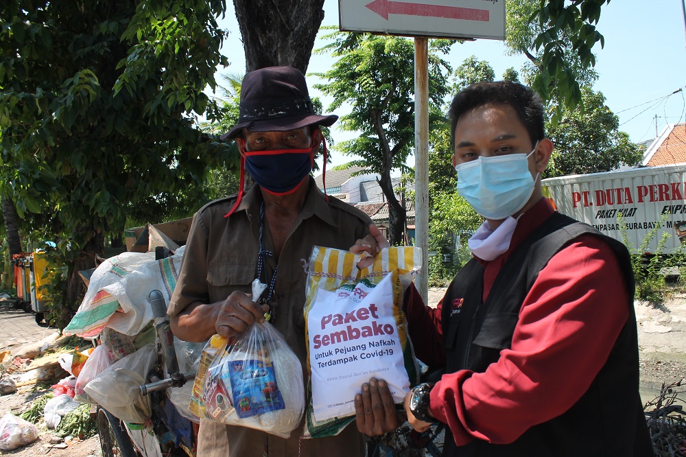 PPPA Daarul Qur'an Surabaya dan Kampoeng Steak Salurkan Sembako