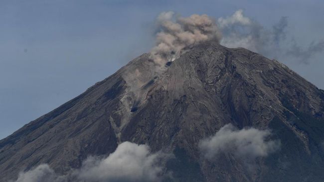 Gunung Semeru Masih Semburkan Lava