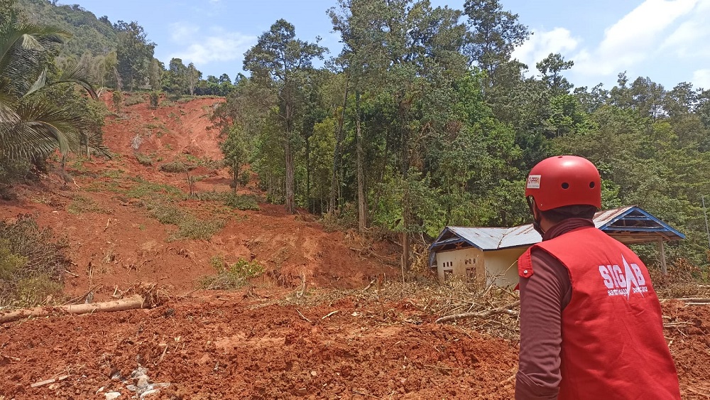 Tiba di Lokasi Banjir, Tim Sigab PPPA Daarul Qurâ€™an Makassar Bergerilya Cukupi Kebutuhan Warga