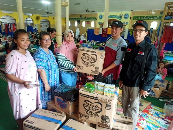 Di Kepung Banjir Warga Petamburan Tetap Bertahan