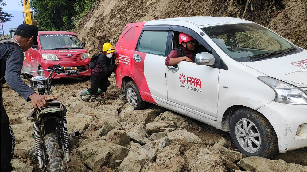 Tim Sigab PPPA Daarul Qur'an Makassar Tembus Lokasi Terisolir Gempa