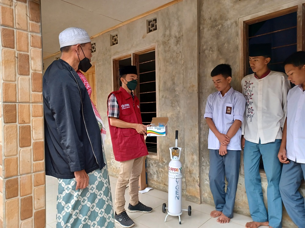 Penyarulan Tabung Oksigen untuk Pesantren Husnul Khotimah Sumedang