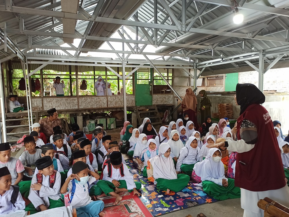 Aksi Tebar Qurâ€™an dan Dongeng Motivasi untuk Santri Rumah Tahfizh Al-Qur'an Bukhori Muslim