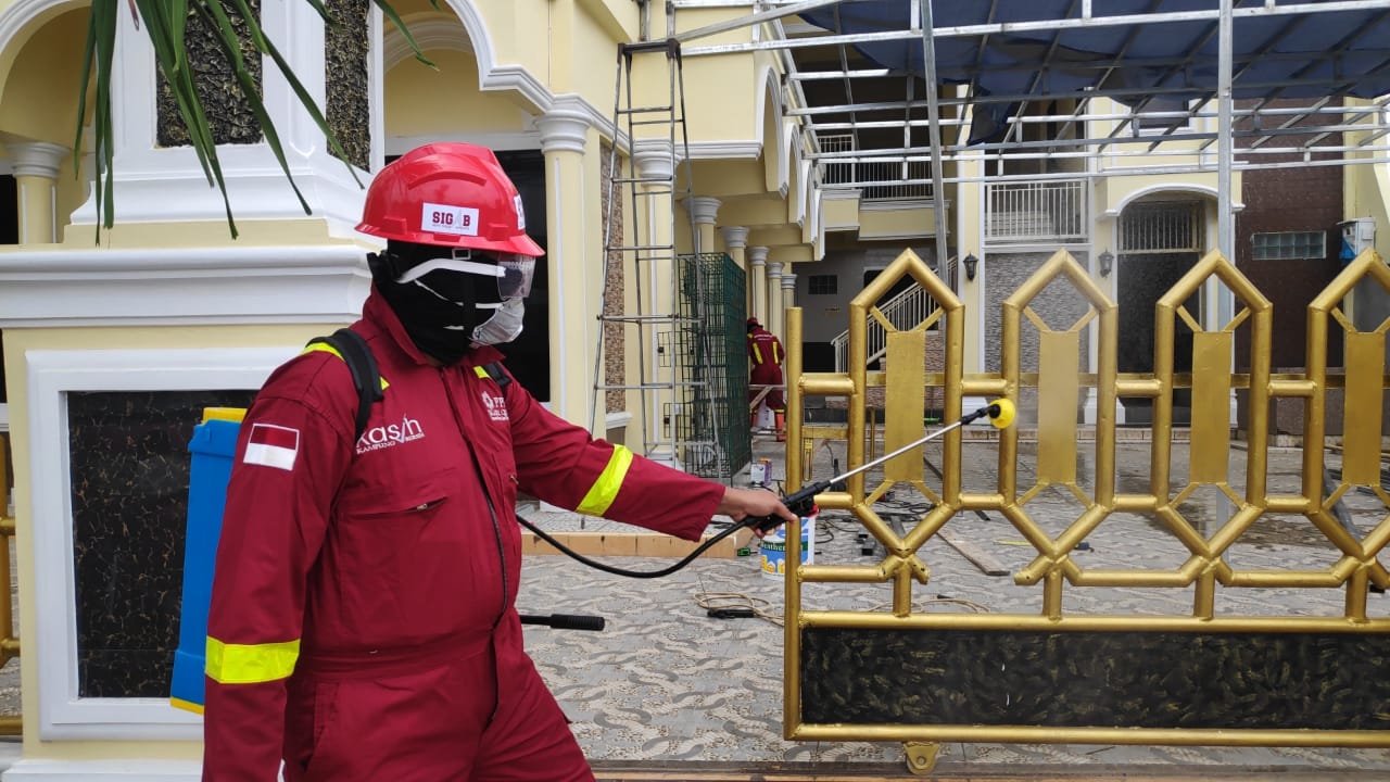 Upaya Melawan Covid-19, PPPA Daarul Qurâ€™an Makassar Lakukan Penyemprotan Disinfektan