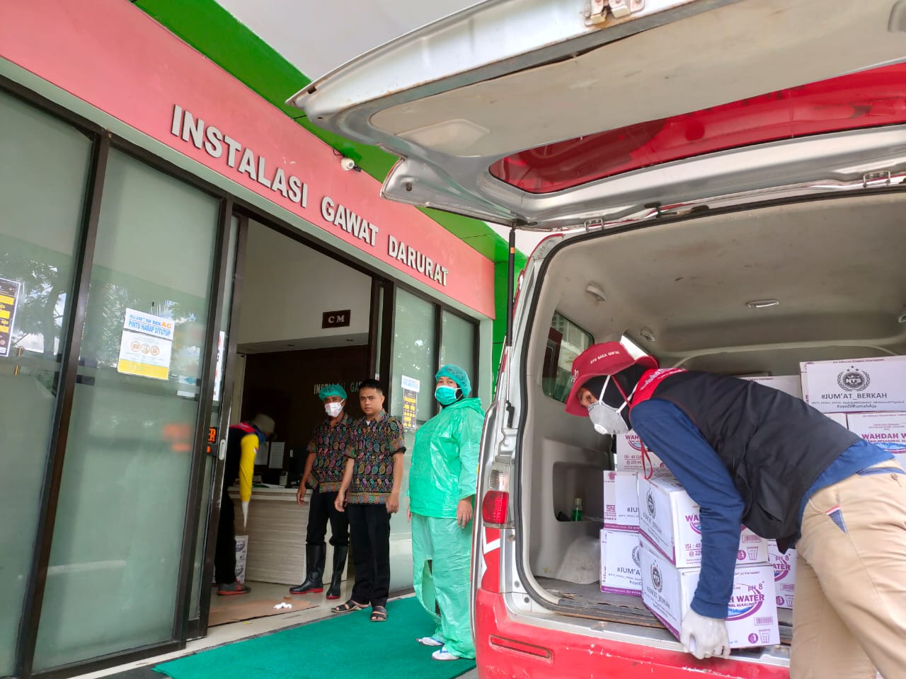 PPPA Daarul Qurâ€™an Makassar Bagikan Masker dan Air Mineral ke Masyarakat