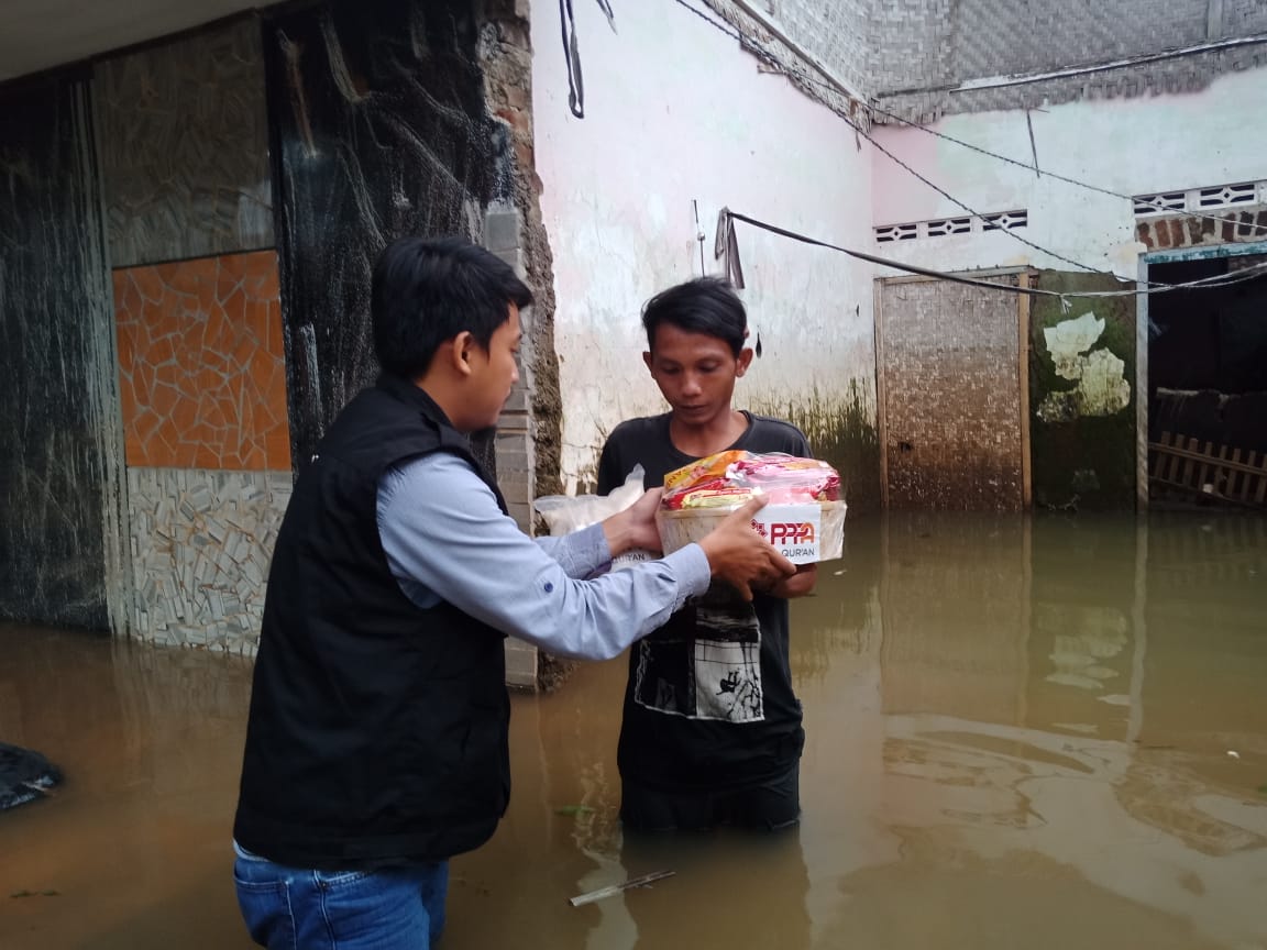 Sembako untuk Warga Dayeuhkolot yang Terjebak Pandemi dan Musibah Banjir