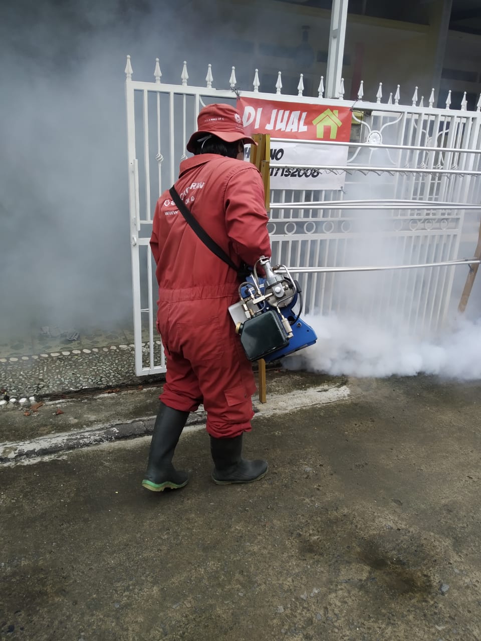 Tim KASIH PPPA Daarul Qur'an Lakukan Fogging untuk Cegah DBD