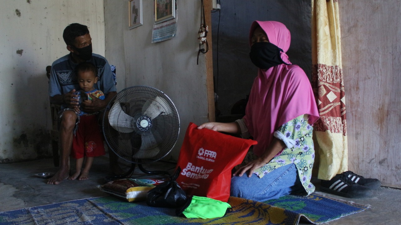 Pandemi Covid-19 Membuat Gerobak Papeda Milik Ponidi Terdiam di Rumah