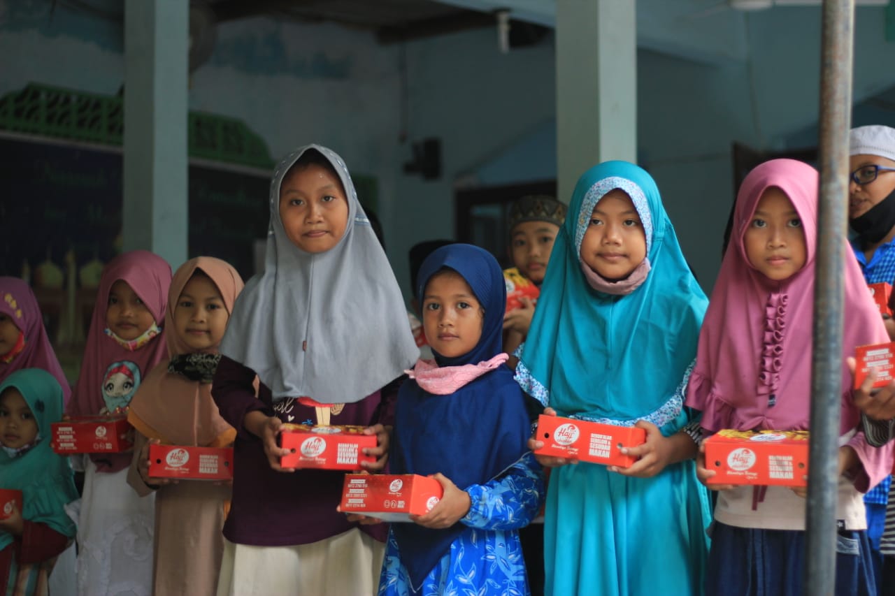 Jum'at Berkah, Senyum Santri Pun Merekah