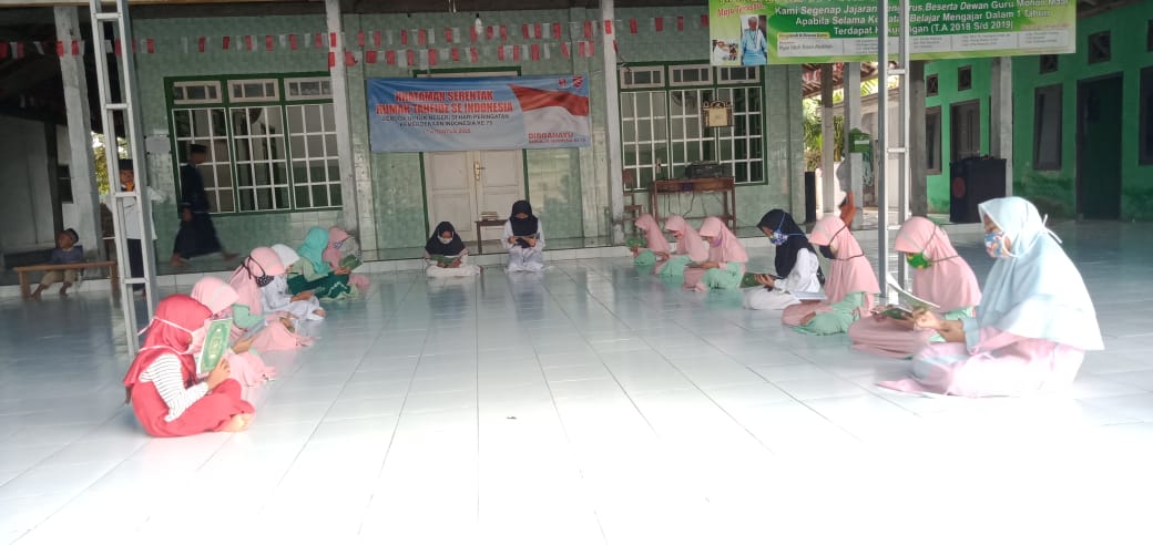 Santri Rumah Tahfidz Bali Peringati HUT RI ke-75