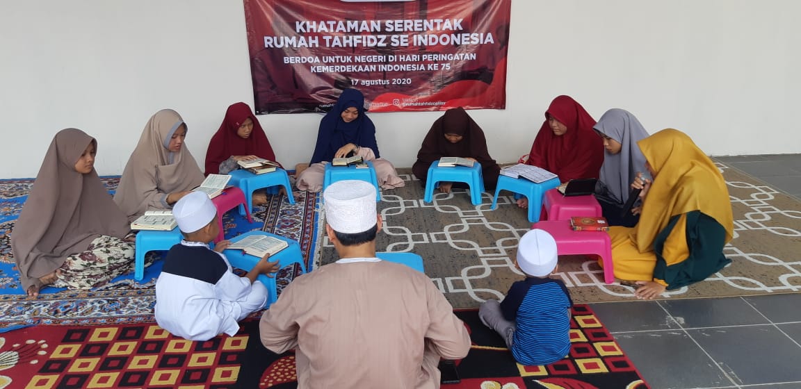 Tepat di Hari Kemerdekaan RI, Lebih Dari 45 Ribu Santri Rumah Tahfidz Ikuti Khataman Akbar