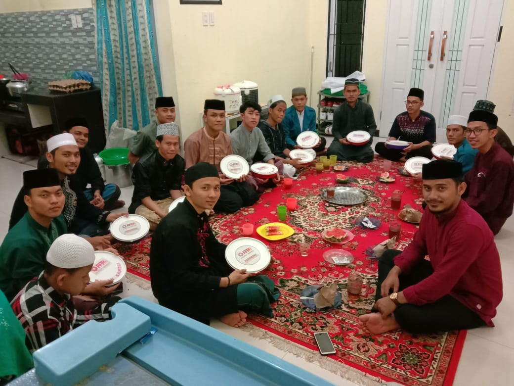 Indahnya Berbagi Santapan Buka Puasa