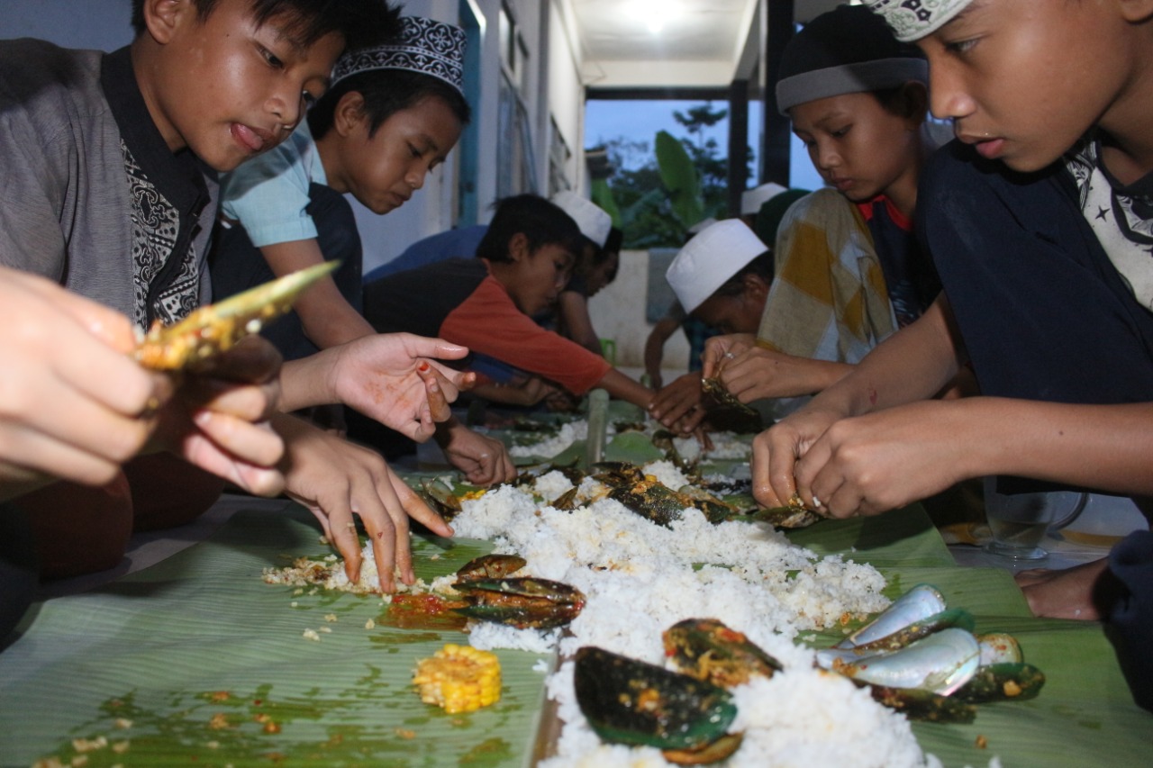 Hidangan Bergizi untuk Berbuka Puasa Santri 