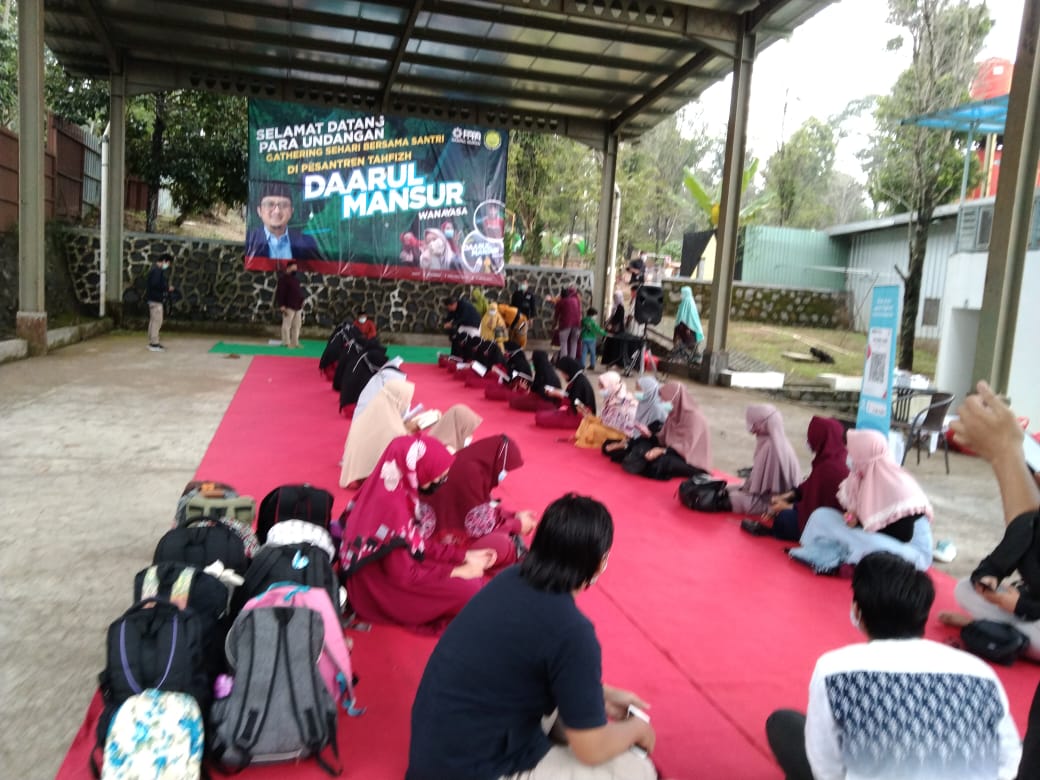 Doa Bersama Santri dan Donatur di Pesantren Tahfidz Daarul Mansur WanayasaÂ 