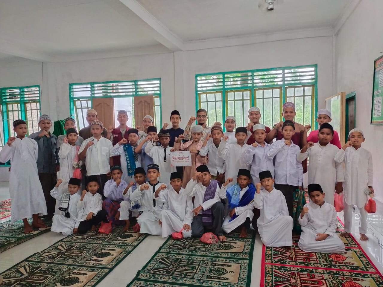 PPPA Daarul Qur'an Medan Bagikan Hidangan Jum'at untuk Santri Pesantren Al-Mushthofa di Panai Hilir